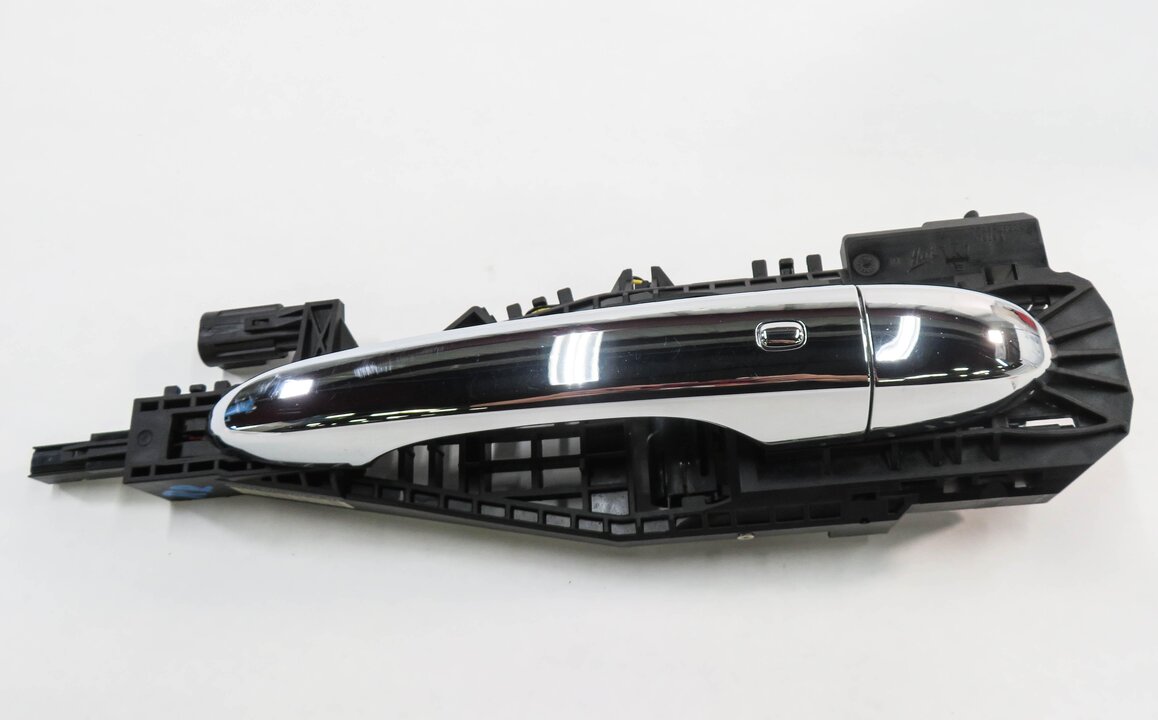 Thumbnail 2: 2018 MASERATI QUATTROPORTE (M156) RIGHT REAR PROXIMITY DOOR HANDLE (WHITE)