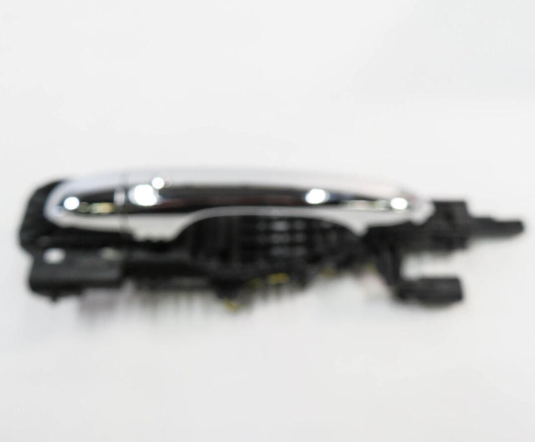Thumbnail 5: 2018 MASERATI QUATTROPORTE (M156) RIGHT REAR PROXIMITY DOOR HANDLE (WHITE)