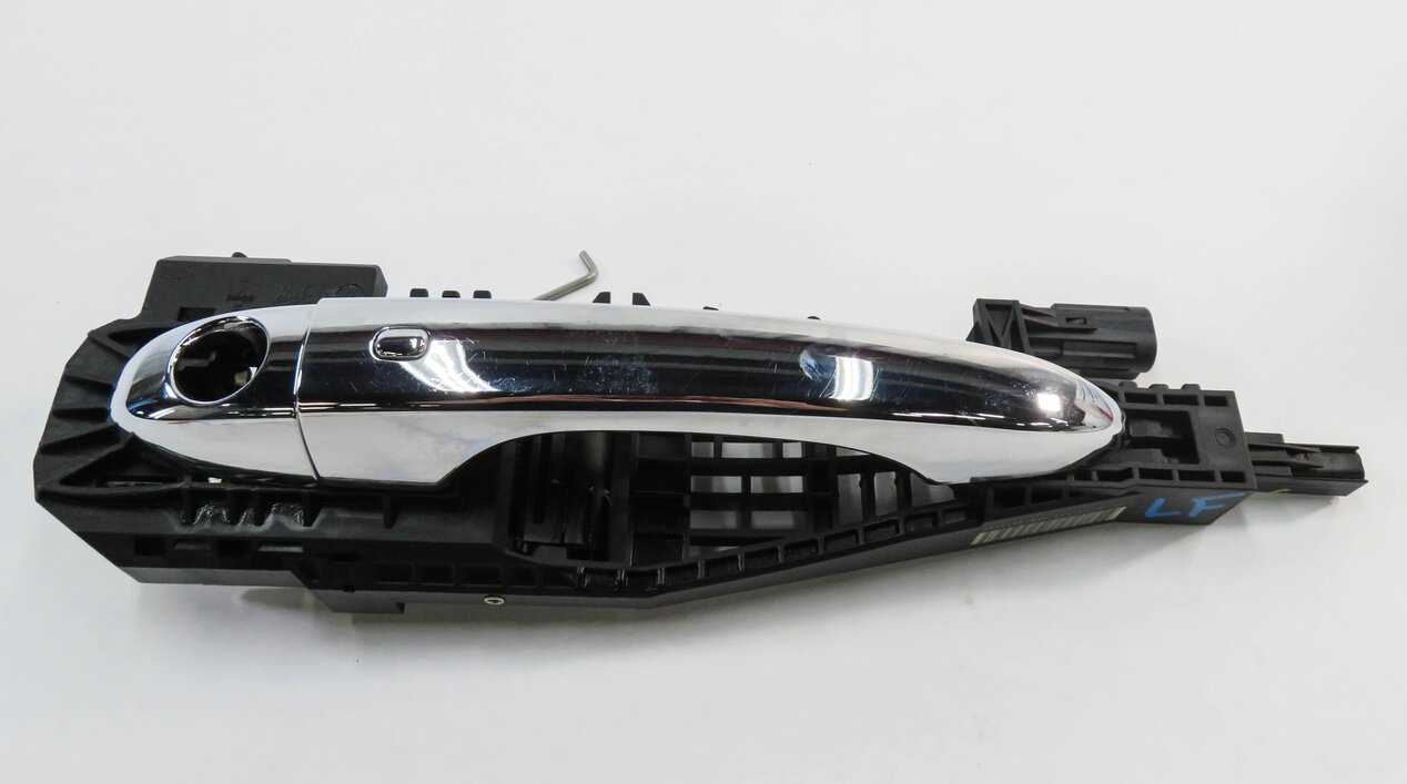 Thumbnail 2: 2018 MASERATI QUATTROPORTE (M156) LEFT DRIVER PROXIMITY DOOR HANDLE (WHITE)