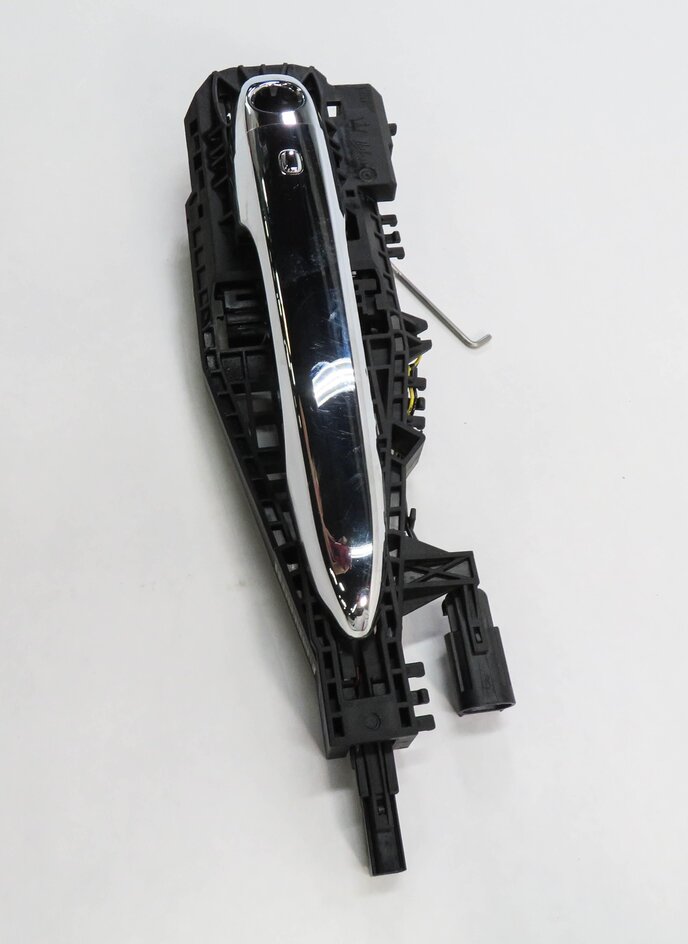 Thumbnail 4: 2018 MASERATI QUATTROPORTE (M156) LEFT DRIVER PROXIMITY DOOR HANDLE (WHITE)