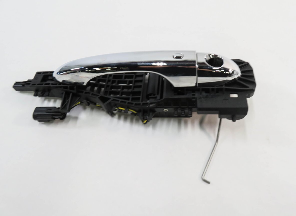 Thumbnail 5: 2018 MASERATI QUATTROPORTE (M156) LEFT DRIVER PROXIMITY DOOR HANDLE (WHITE)