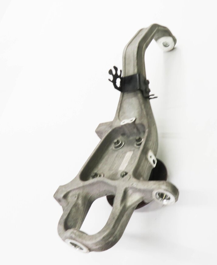 Thumbnail 3: 2018 MASERATI QUATTROPORTE (M156) RIGHT FRONT PASSENGER SPINDLE KNUCKLE HUB