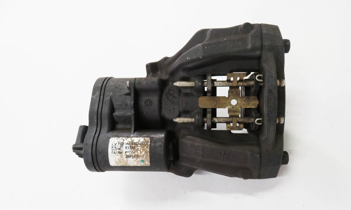Thumbnail 4: 2018 MASERATI QUATTROPORTE S (M156) LEFT DRIVER REAR PARKING BRAKE CALIPER