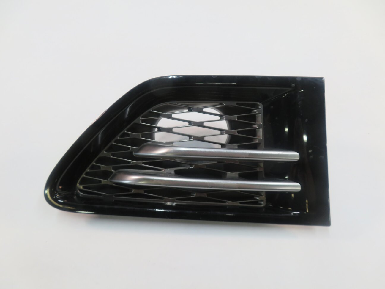 Thumbnail 2: 2012 RANGE ROVER SPORT (L320) RIGHT FRONT PASSENGER FENDER GRILLE TRIM (BLACK)