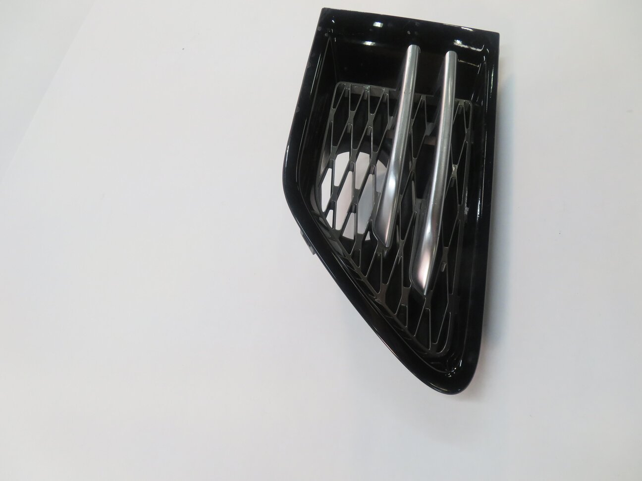 Thumbnail 3: 2012 RANGE ROVER SPORT (L320) RIGHT FRONT PASSENGER FENDER GRILLE TRIM (BLACK)