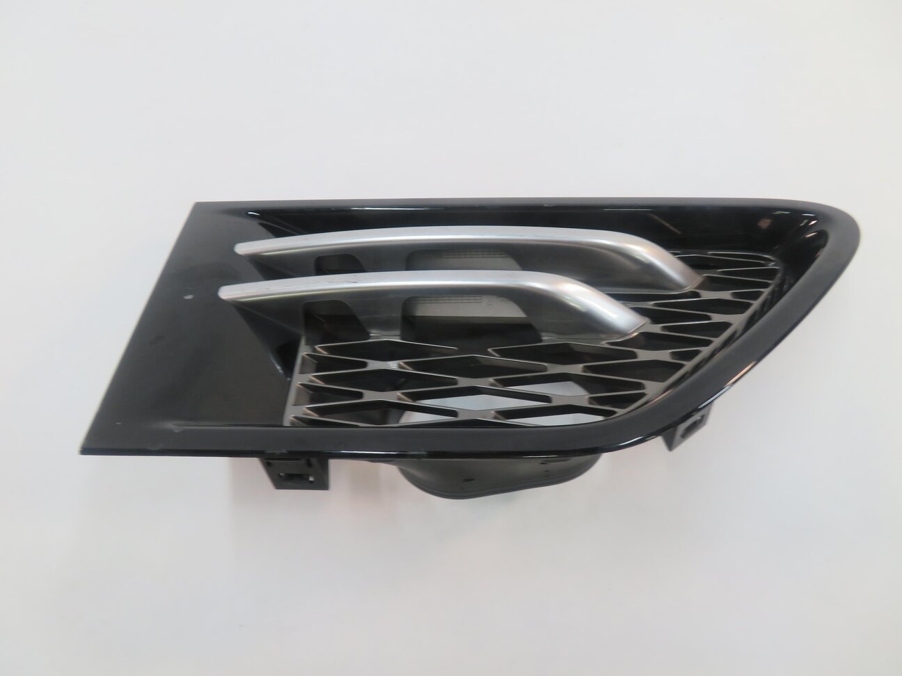 Thumbnail 5: 2012 RANGE ROVER SPORT (L320) RIGHT FRONT PASSENGER FENDER GRILLE TRIM (BLACK)