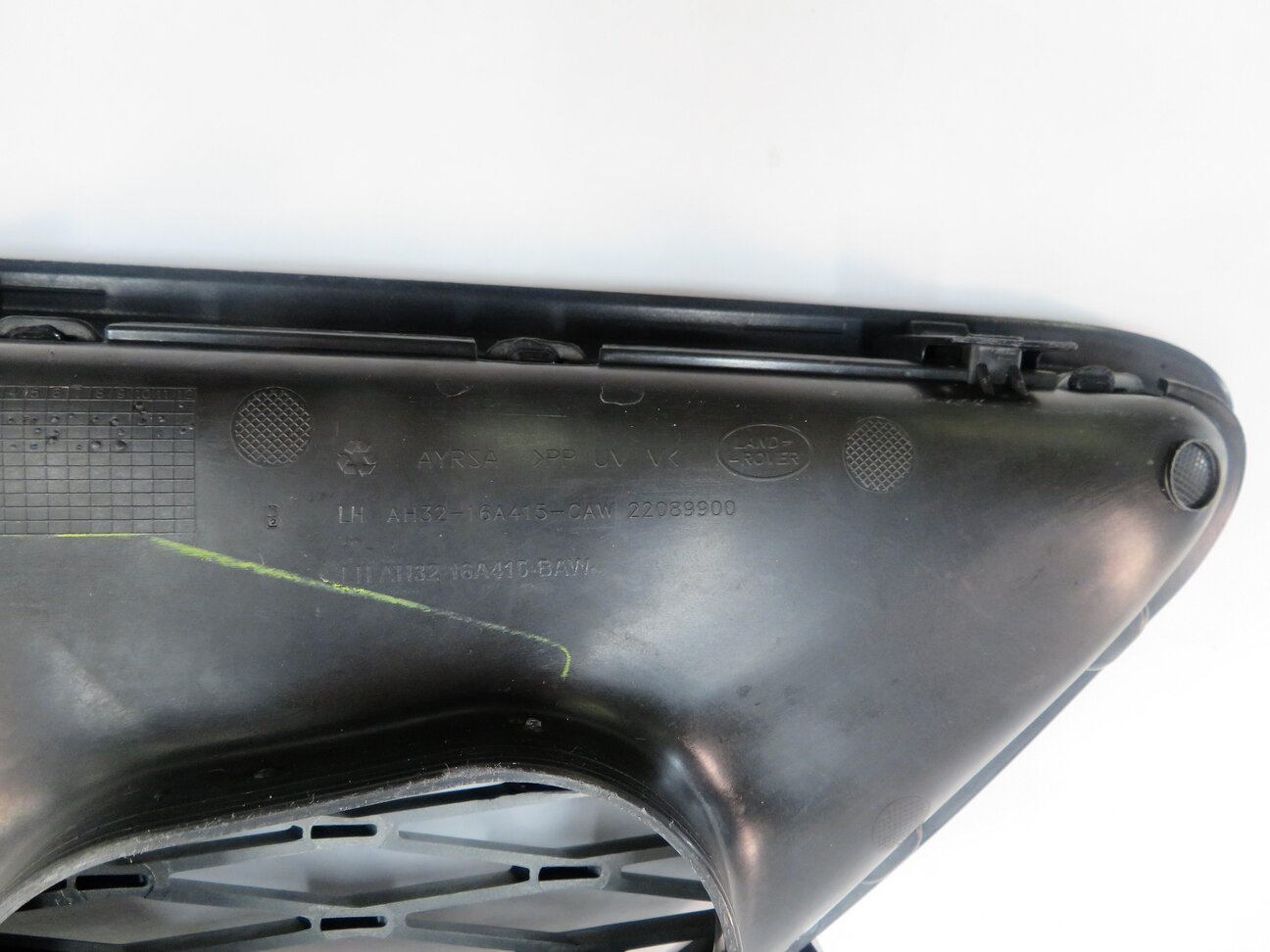Thumbnail 7: 2012 RANGE ROVER SPORT (L320) LEFT FRONT DRIVER FENDER GRILLE TRIM (BLACK)