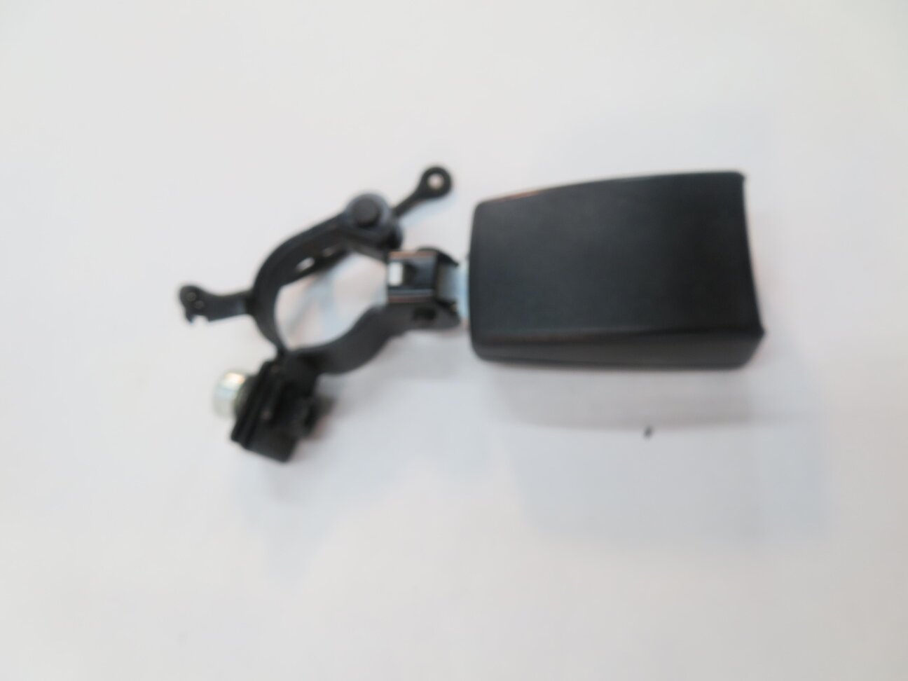 Thumbnail 4: 2012 RANGE ROVER SPORT (L320) CENTER REAR 2nd SECOND ROW SEAT SEATBELT RECEIVER