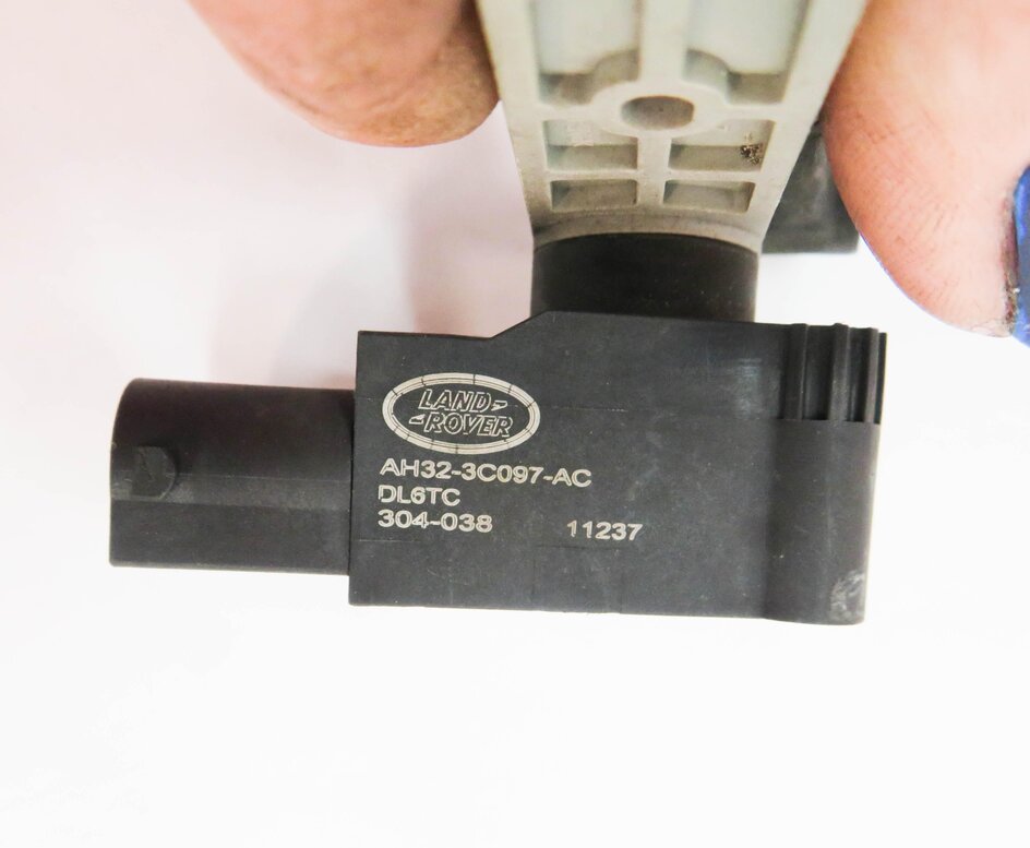 Thumbnail 6: 2012 RANGE ROVER SPORT (L320) FRONT SUSPENSION HEIGHT LEVEL SENSOR