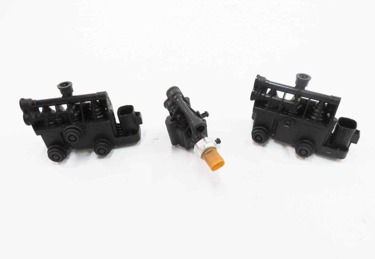 Thumbnail 2: 2012 RANGE ROVER SPORT (L320) AIR SUSPENSION VALVE BLOCK SET-3