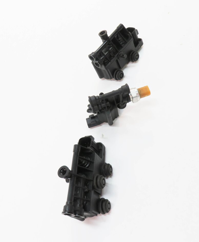 Thumbnail 3: 2012 RANGE ROVER SPORT (L320) AIR SUSPENSION VALVE BLOCK SET-3