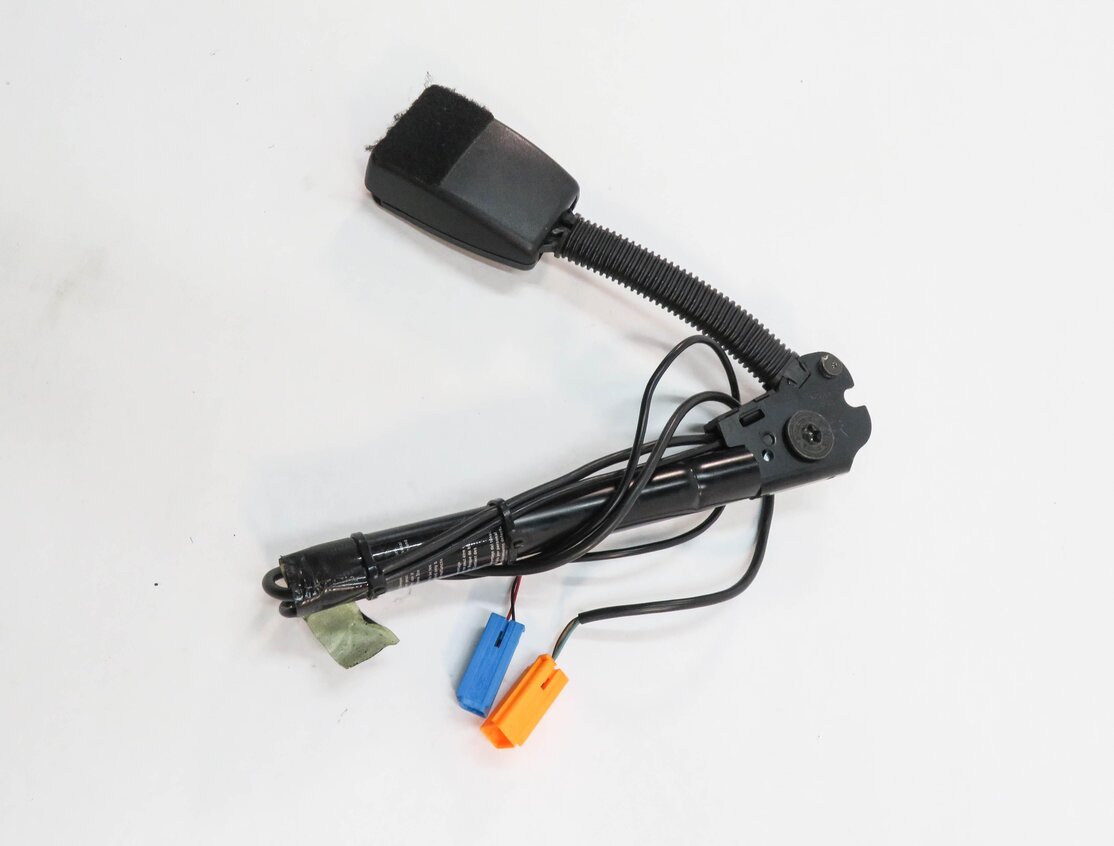 Thumbnail 4: 2005-2006 LR3 / RANGE ROVER SPORT (L320) RIGHT FRONT SEATBELT BUCKLE RECEIVER