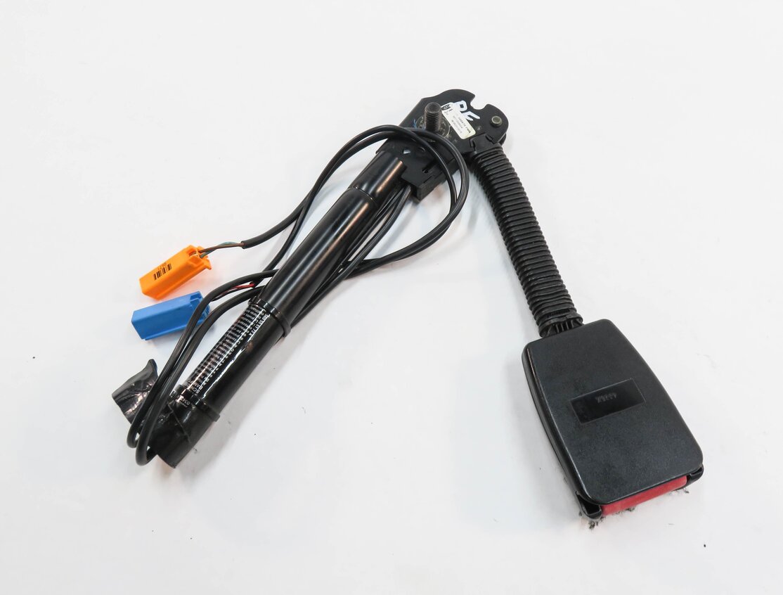 Thumbnail 5: 2005-2006 LR3 / RANGE ROVER SPORT (L320) RIGHT FRONT SEATBELT BUCKLE RECEIVER