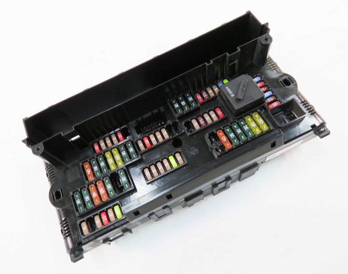 2011 BMW 535i (F10) FRONT POWER DISTRIBUTION FUSE BOX
