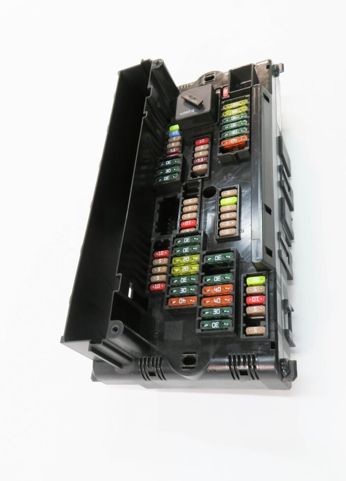 Thumbnail 3: 2011 BMW 535i (F10) FRONT POWER DISTRIBUTION FUSE BOX