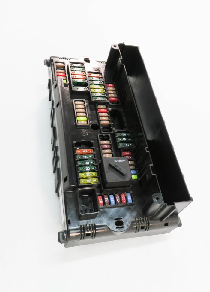 Thumbnail 4: 2011 BMW 535i (F10) FRONT POWER DISTRIBUTION FUSE BOX