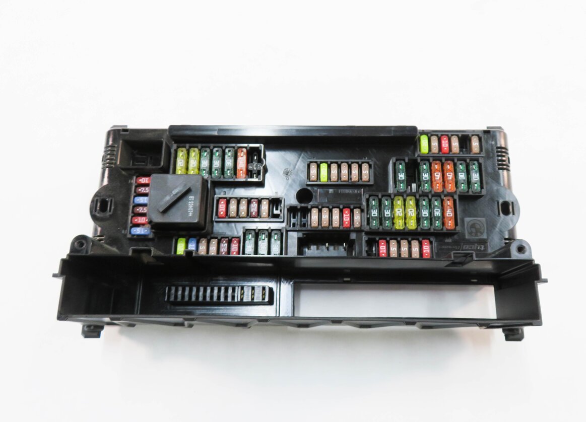 Thumbnail 5: 2011 BMW 535i (F10) FRONT POWER DISTRIBUTION FUSE BOX