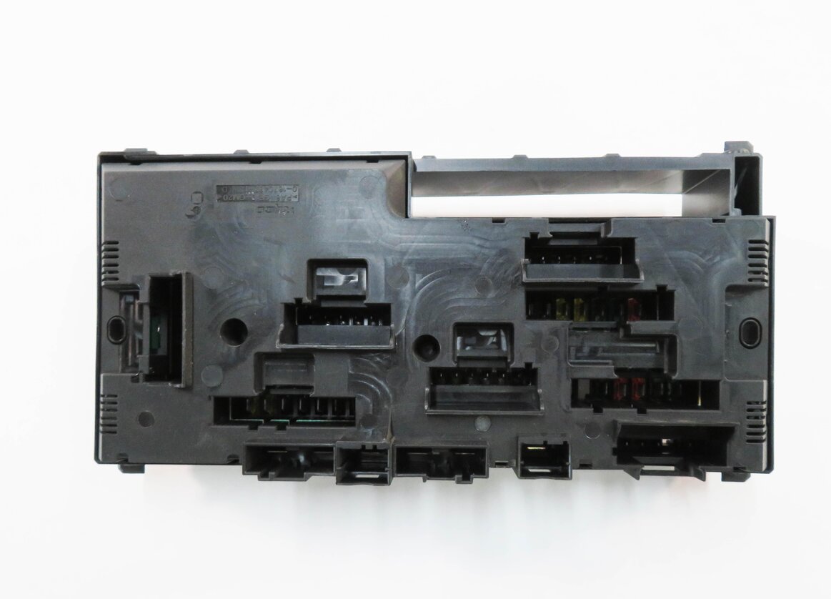 Thumbnail 6: 2011 BMW 535i (F10) FRONT POWER DISTRIBUTION FUSE BOX