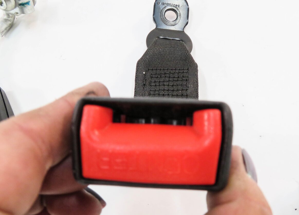 Thumbnail 7: 2011 BMW 535i (F10) REAR SEAT SEATBELT BUCKLE RECEIVER SET-3 (BLACK)