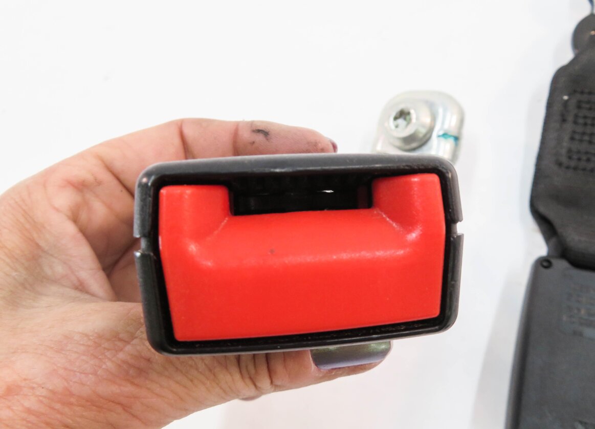 Thumbnail 8: 2011 BMW 535i (F10) REAR SEAT SEATBELT BUCKLE RECEIVER SET-3 (BLACK)