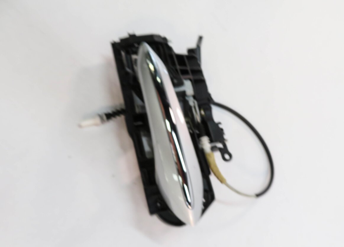Thumbnail 4: 2011-2016 BMW 528i 535i 550i M5 (F10) RIGHT FRONT DOOR HANDLE w/ LIGHT (SILVER)