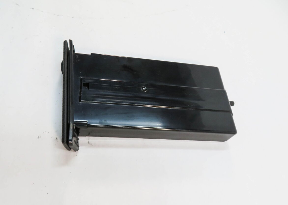 Thumbnail 4: 2006 BMW 530i (E60) RIGHT FRONT PASSENGER DASH CUP HOLDER