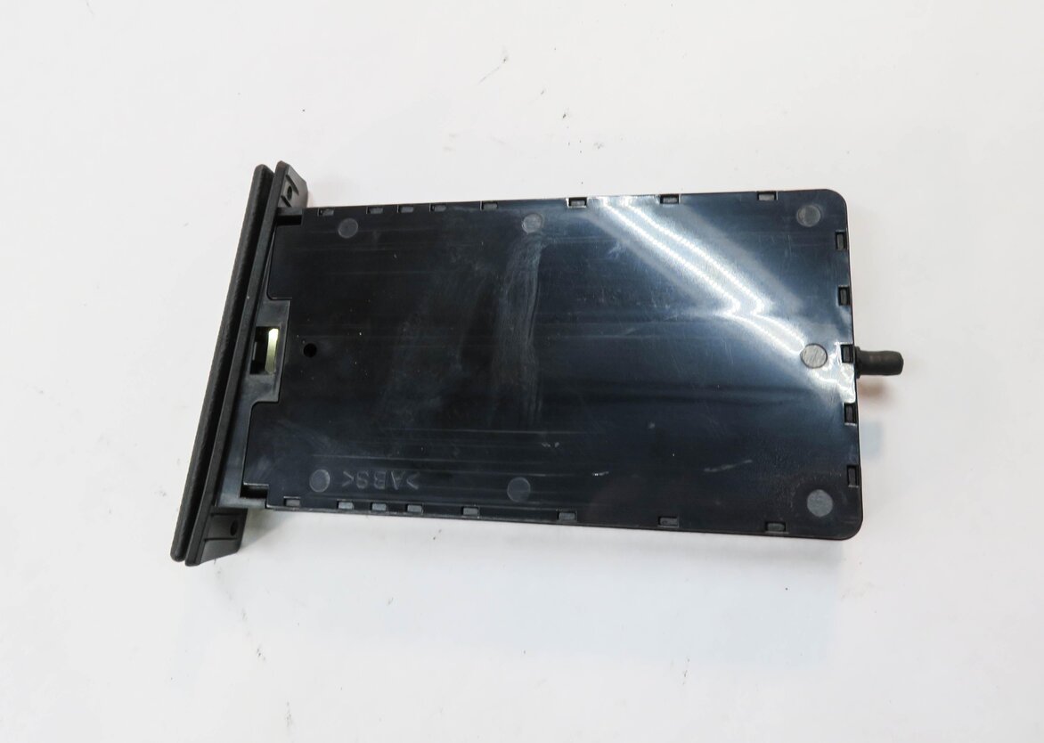 Thumbnail 6: 2006 BMW 530i (E60) RIGHT FRONT PASSENGER DASH CUP HOLDER