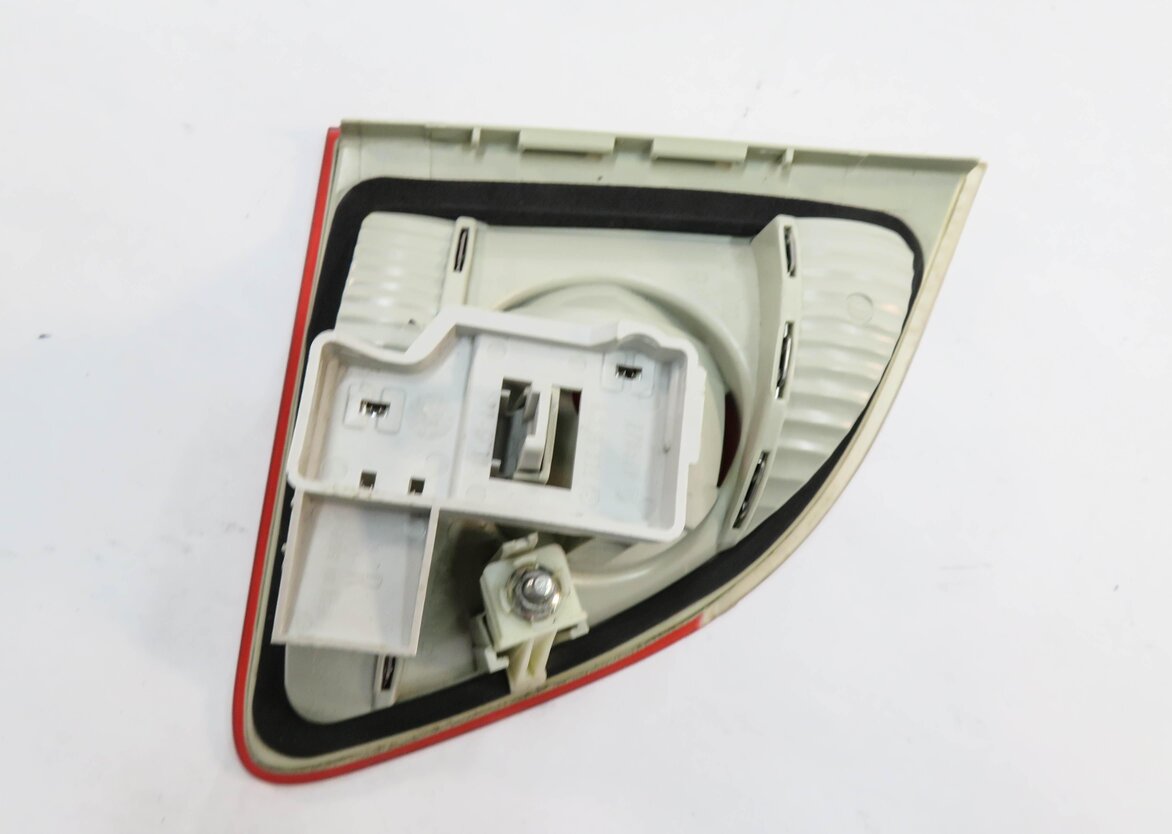 Thumbnail 5: 2006-2007 BMW 530i (E61) WAGON - RIGHT REAR TRUNK HATCH TAILLIGHT LIGHT LAMP