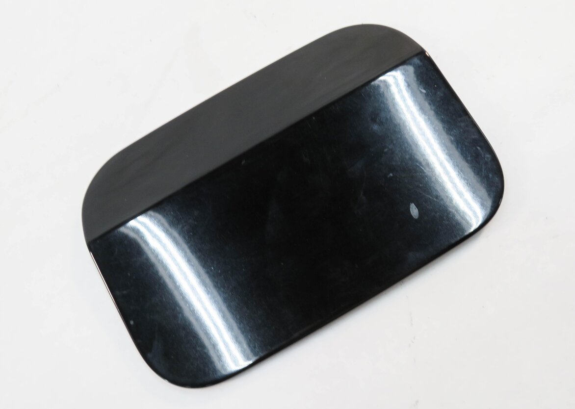 2004-2010 BMW 525i 528i 530i 535i 545i 550i M5 (E60) FUEL TANK DOOR LID (BLACK)