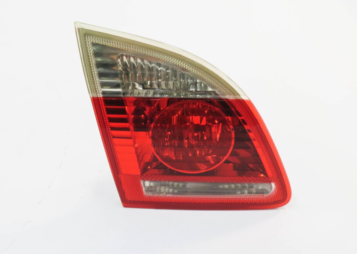 Thumbnail 2: 2006-2007 BMW 530i (E61) WAGON - LEFT REAR TRUNK HATCH TAILLIGHT LIGHT LAMP