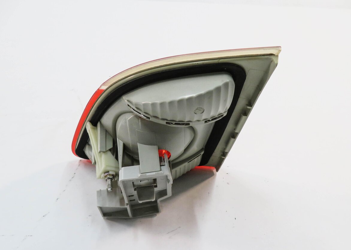 Thumbnail 6: 2006-2007 BMW 530i (E61) WAGON - LEFT REAR TRUNK HATCH TAILLIGHT LIGHT LAMP