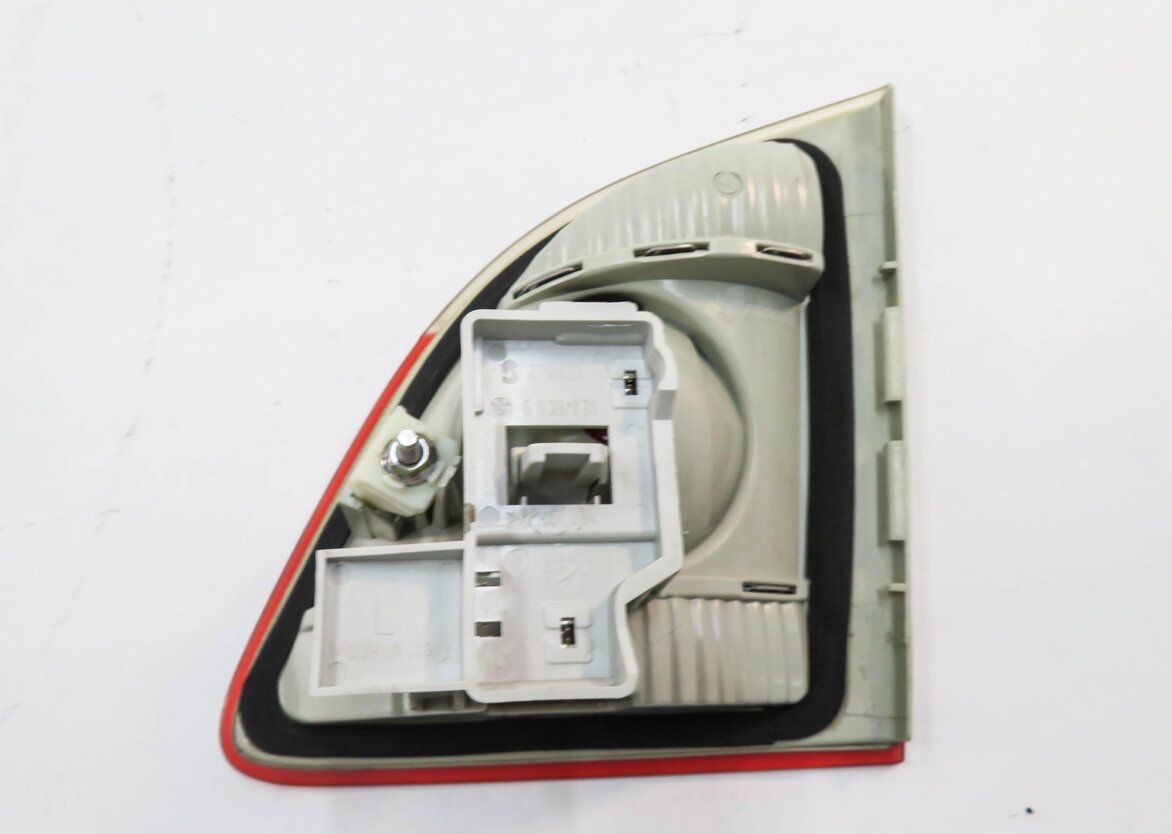 Thumbnail 7: 2006-2007 BMW 530i (E61) WAGON - LEFT REAR TRUNK HATCH TAILLIGHT LIGHT LAMP