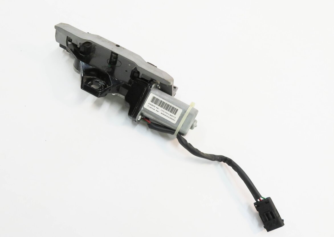 2006 BMW 530i (E61) WAGON - REAR TRUNK LOCK LATCH ACTUATOR MOTOR STRIKER PLATE