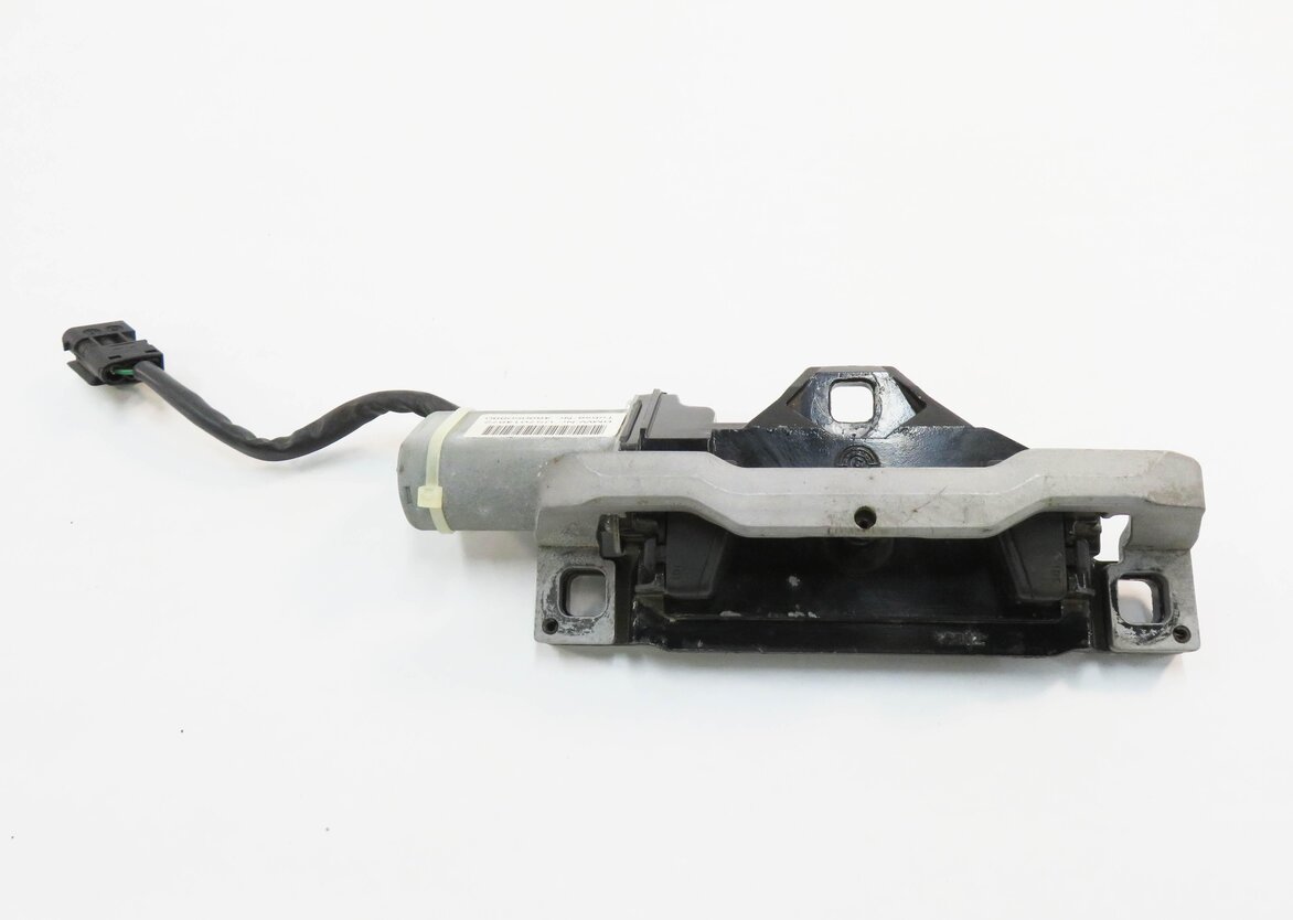 Thumbnail 5: 2006 BMW 530i (E61) WAGON - REAR TRUNK LOCK LATCH ACTUATOR MOTOR STRIKER PLATE
