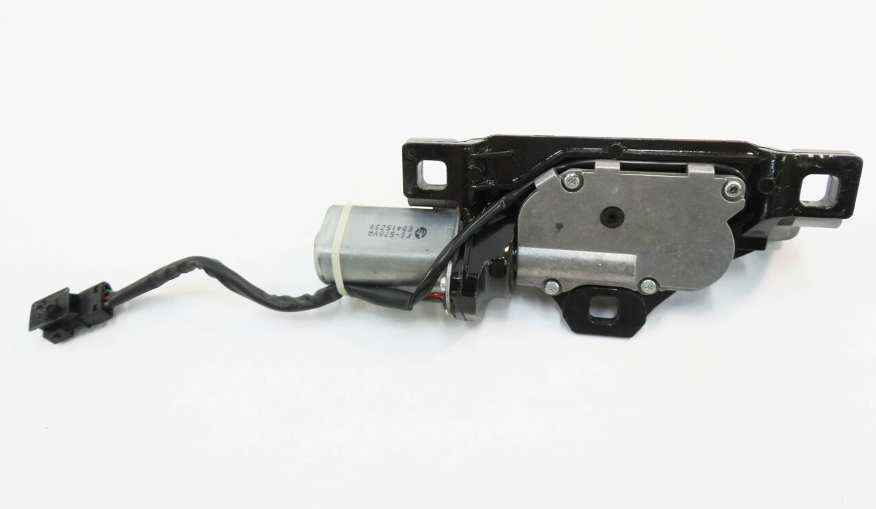 Thumbnail 6: 2006 BMW 530i (E61) WAGON - REAR TRUNK LOCK LATCH ACTUATOR MOTOR STRIKER PLATE