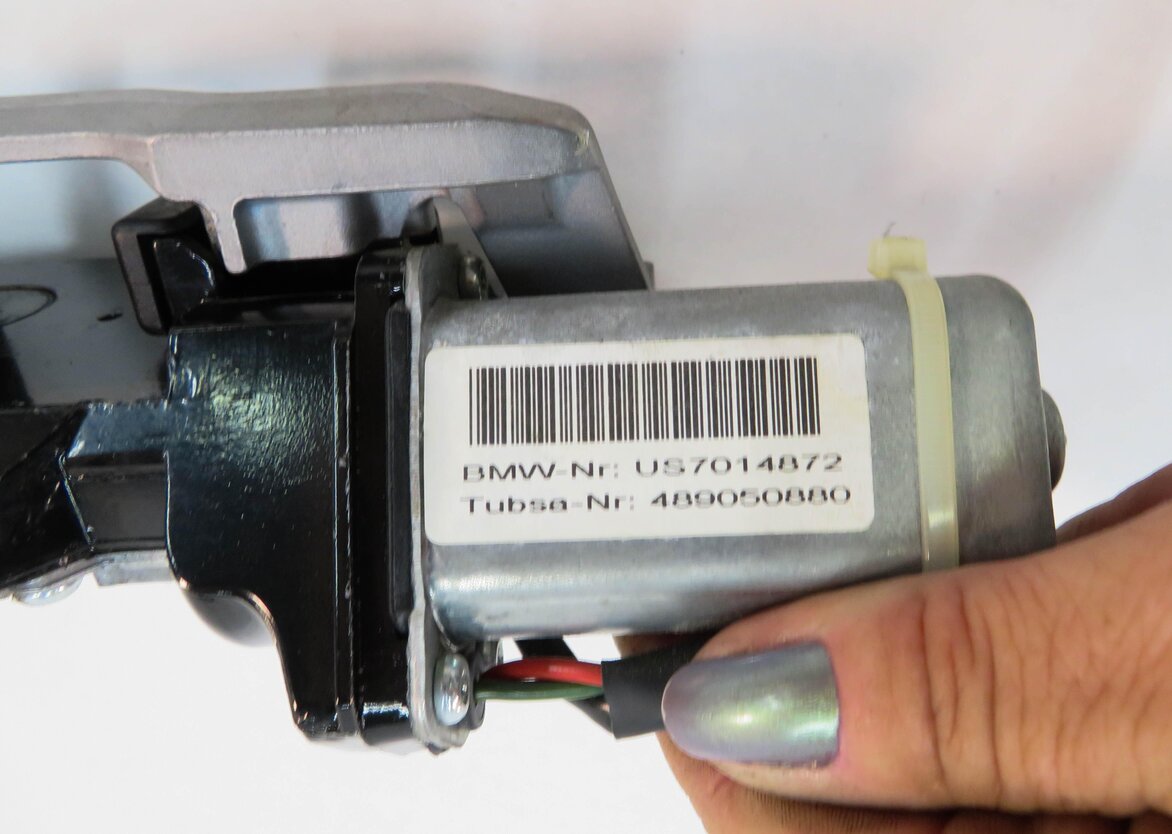 Thumbnail 7: 2006 BMW 530i (E61) WAGON - REAR TRUNK LOCK LATCH ACTUATOR MOTOR STRIKER PLATE