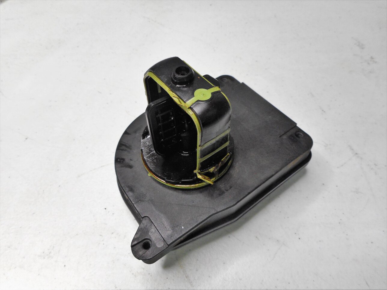 2006 BMW 530i (E60) 3.0L N52 ENGINE - INTAKE MANIFOLD SMALL DISA VALVE AIR FLAP