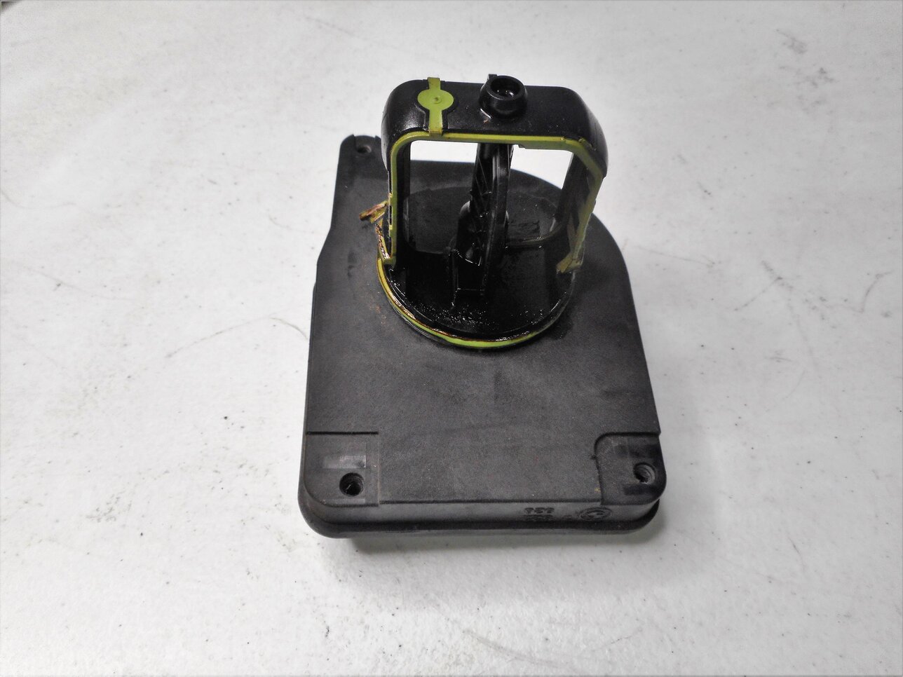 Thumbnail 3: 2006 BMW 530i (E60) 3.0L N52 ENGINE - INTAKE MANIFOLD SMALL DISA VALVE AIR FLAP