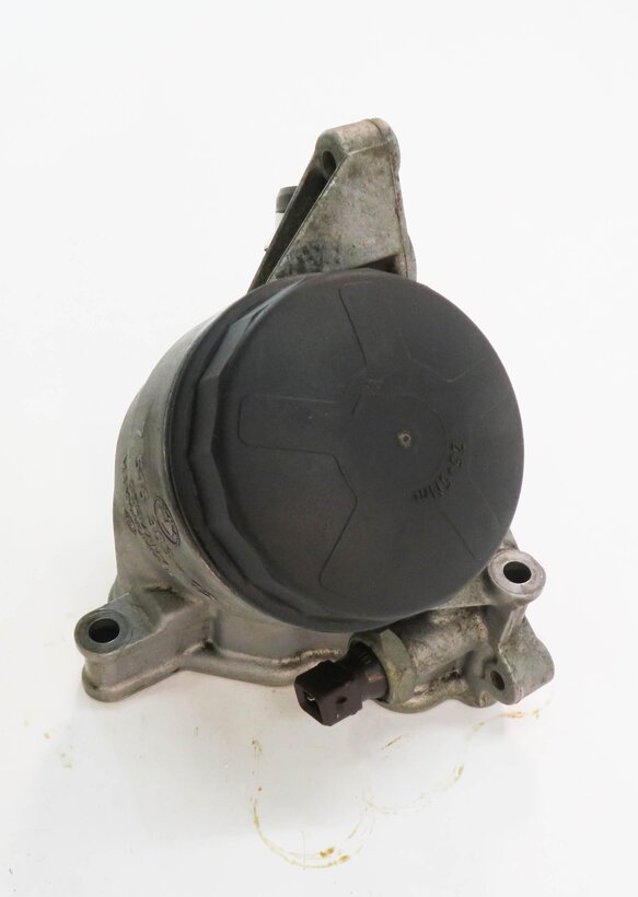 Thumbnail 3: 2006 BMW 530i (E60) 3.0L N52 ENGINE - OIL FILTER HOUSING