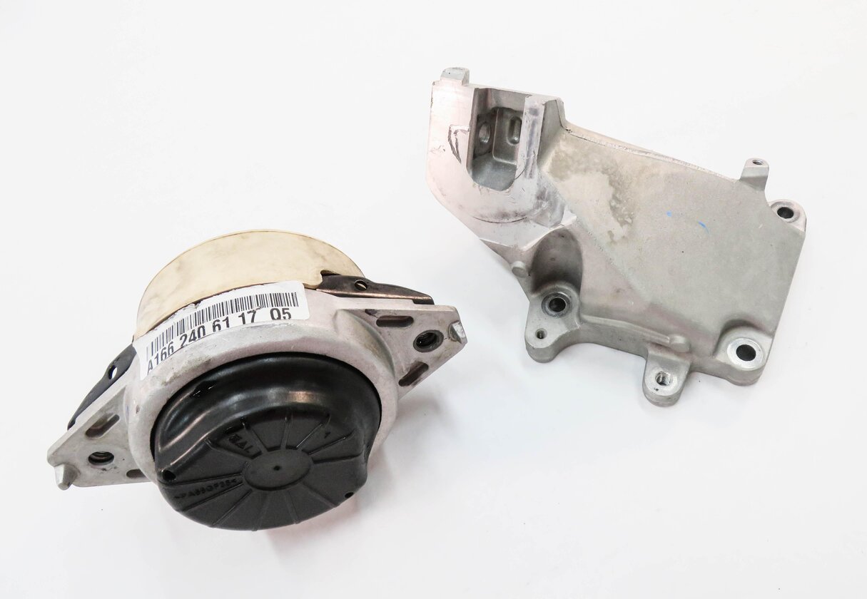 2013 MERCEDES GL450 (X166) 4.6L M278 ENGINE - RIGHT MOTOR MOUNT BRACKET SET-2