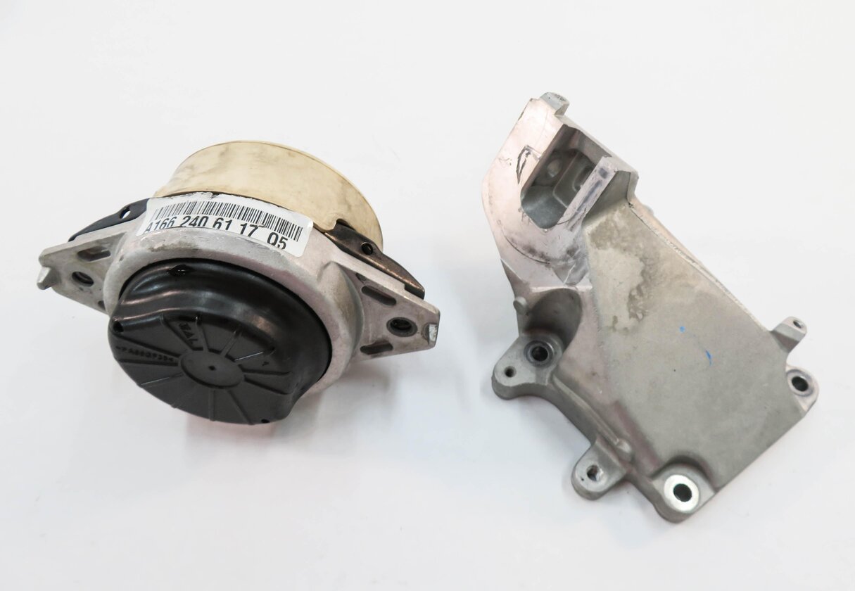 Thumbnail 2: 2013 MERCEDES GL450 (X166) 4.6L M278 ENGINE - RIGHT MOTOR MOUNT BRACKET SET-2