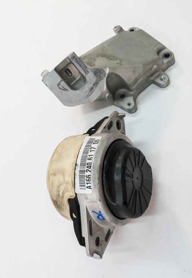 Thumbnail 3: 2013 MERCEDES GL450 (X166) 4.6L M278 ENGINE - RIGHT MOTOR MOUNT BRACKET SET-2