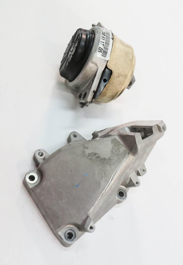 Thumbnail 4: 2013 MERCEDES GL450 (X166) 4.6L M278 ENGINE - RIGHT MOTOR MOUNT BRACKET SET-2