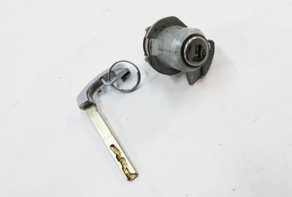 2017 BMW M6 ///M (F13) LEFT FRONT DRIVER DOOR HANDLE LOCK CYLINDER w/ KEY