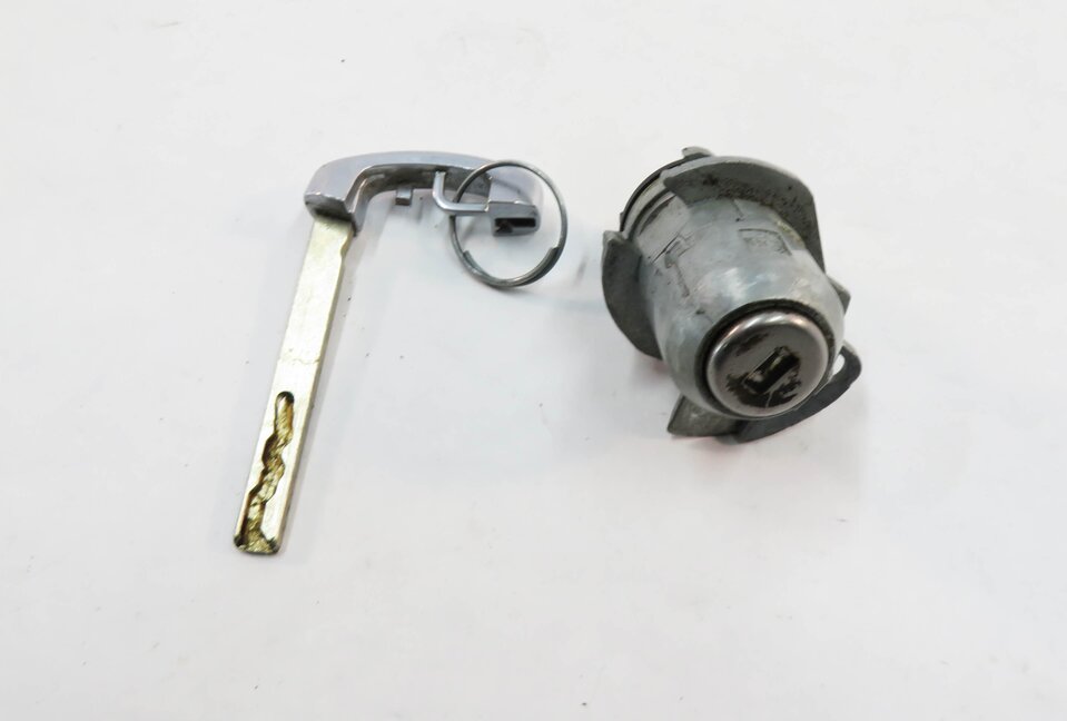 Thumbnail 2: 2017 BMW M6 ///M (F13) LEFT FRONT DRIVER DOOR HANDLE LOCK CYLINDER w/ KEY