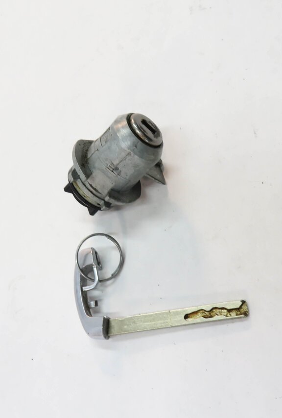 Thumbnail 3: 2017 BMW M6 ///M (F13) LEFT FRONT DRIVER DOOR HANDLE LOCK CYLINDER w/ KEY