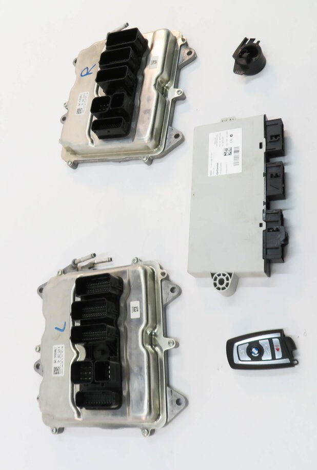 Thumbnail 2: 2017 BMW M6 ///M (F13) 4.4L S63B ENGINE - ECM DME CAS IMMOBILIZER MODULE KEY SET