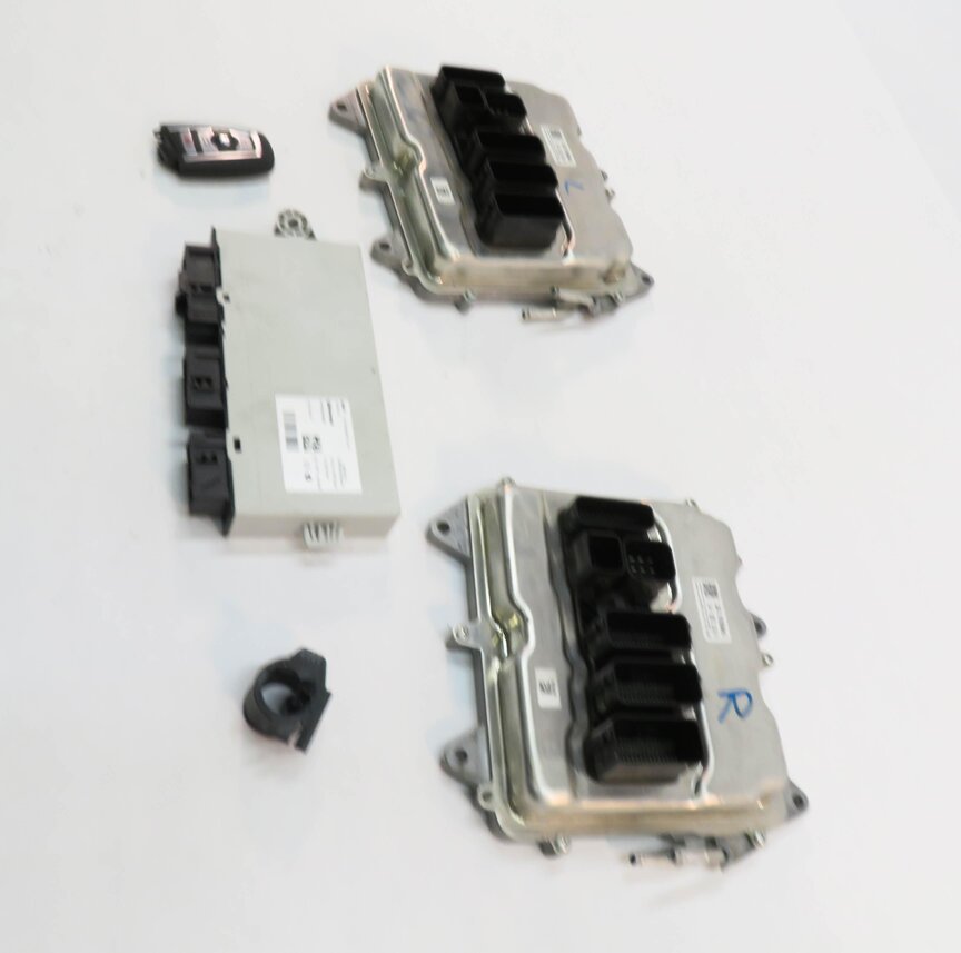 Thumbnail 3: 2017 BMW M6 ///M (F13) 4.4L S63B ENGINE - ECM DME CAS IMMOBILIZER MODULE KEY SET