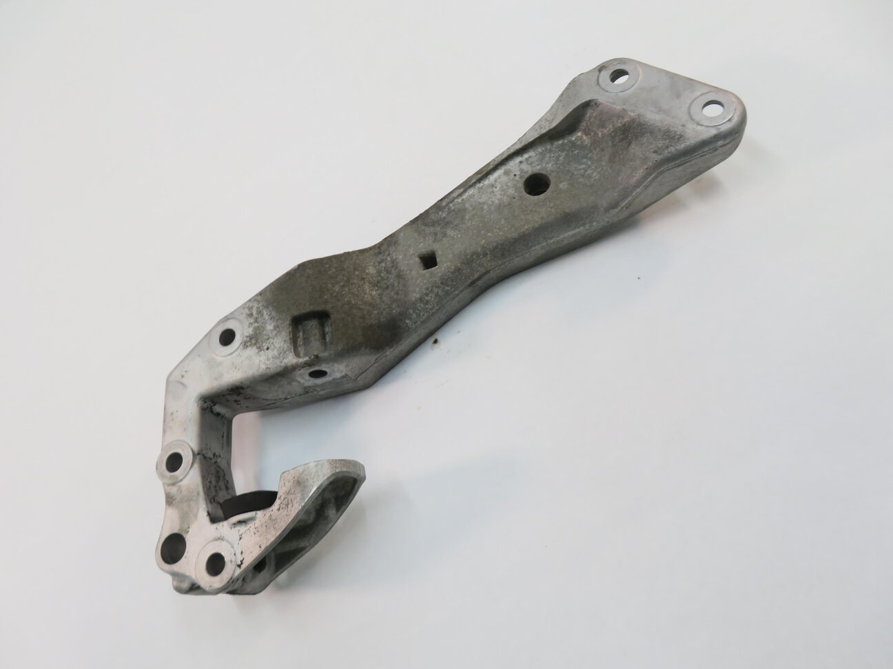 Thumbnail 1: 2017 BMW M6 ///M (F13) COUPE - TRANSMISSION CROSSMEMBER MOUNT BRACKET