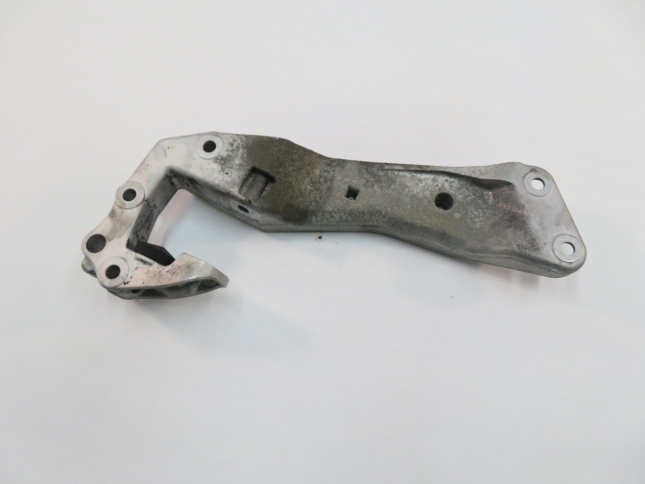 Thumbnail 2: 2017 BMW M6 ///M (F13) COUPE - TRANSMISSION CROSSMEMBER MOUNT BRACKET